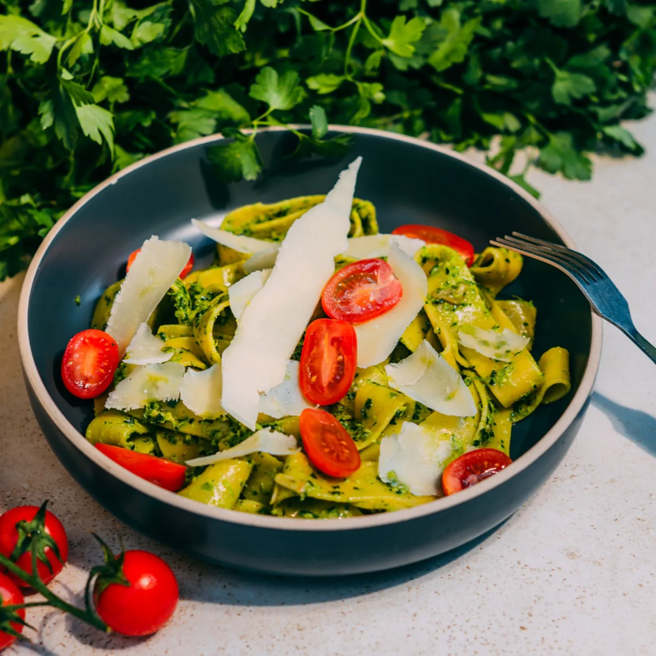 Makaron pappardelle z pesto pietruszkowym